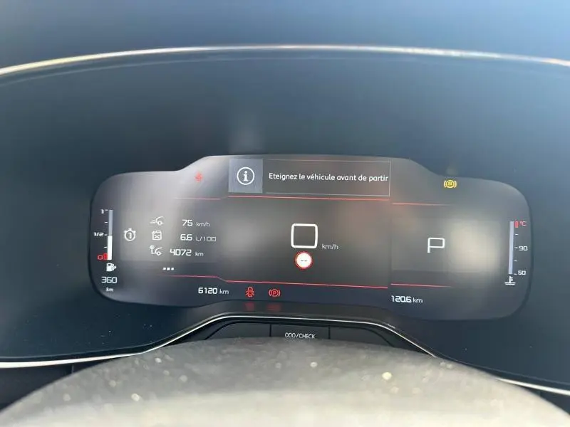 Vue rapprochée du tableau de bord numérique du Citroën C5 Aircross 2025 affichant vitesse, consommation et alertes.