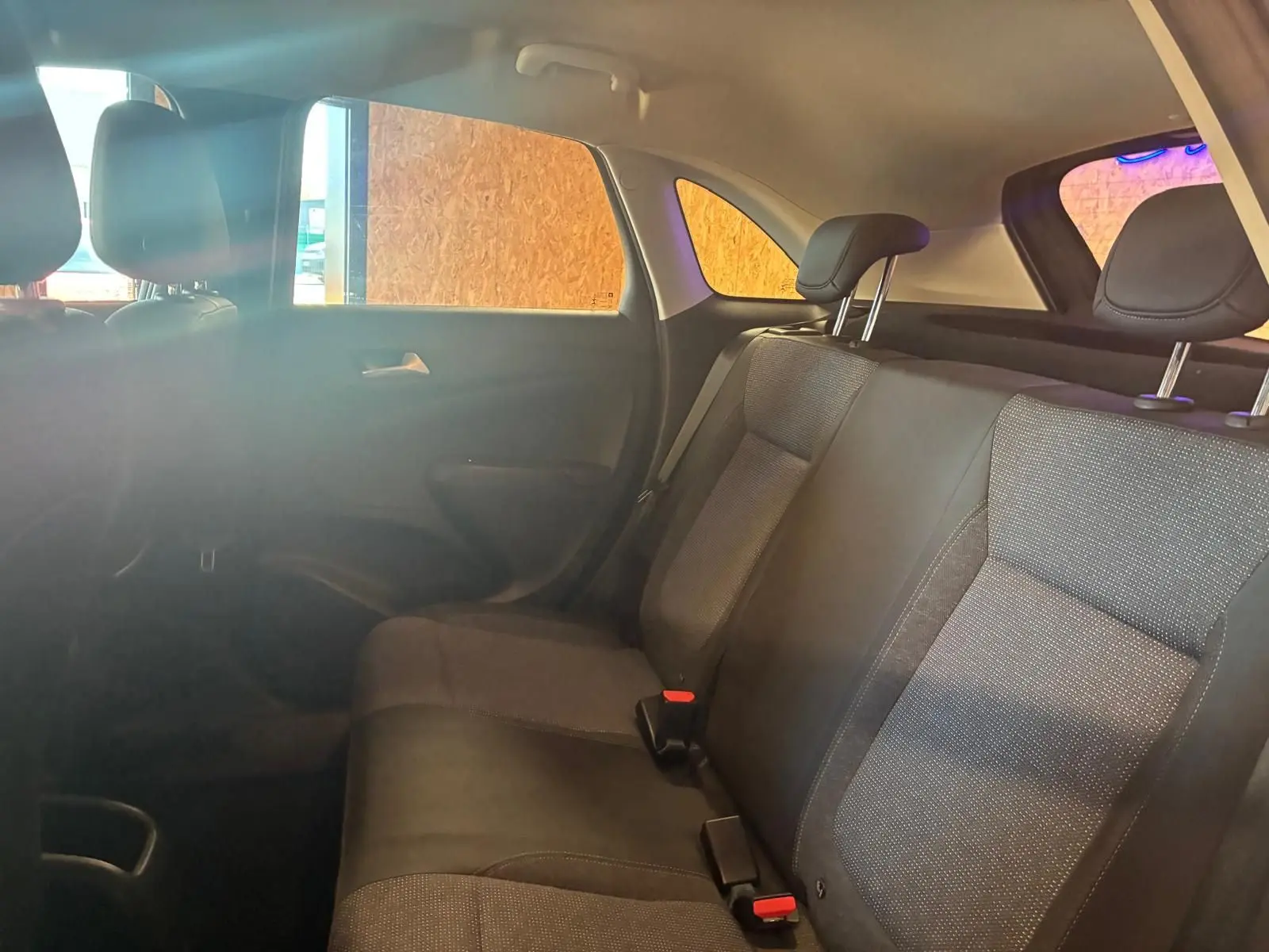 Vue intérieure côté droit des sièges arrière en tissu gris et noir de l'Opel Crossland 2021, version Essence 1.2 Turbo Elegance.
