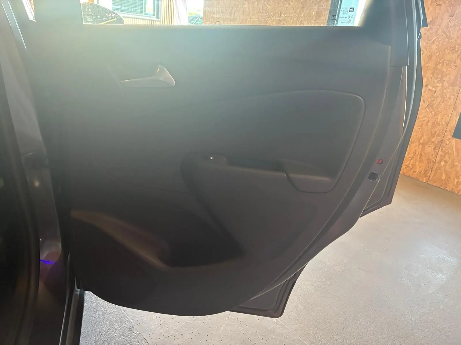 Vue intérieure de la porte arrière droite grise de l’Opel Crossland 2021 avec poignée intégrée et rangement bas.
