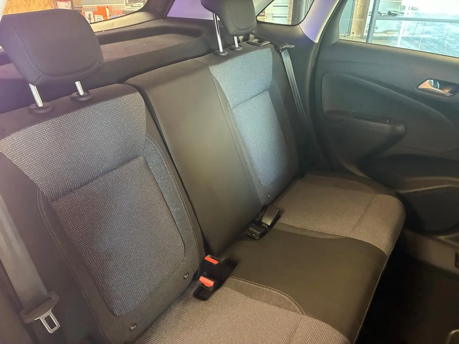 Vue intérieure côté droit des sièges arrière en tissu gris et noir de l'Opel Crossland 1.2 Turbo 110 Elegance 2021.