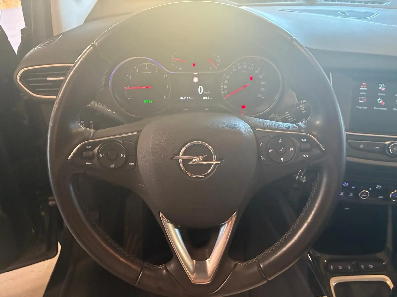 Vue intérieure centrée sur le volant noir de l'Opel Crossland 2021, avec tableau de bord et commandes visibles.