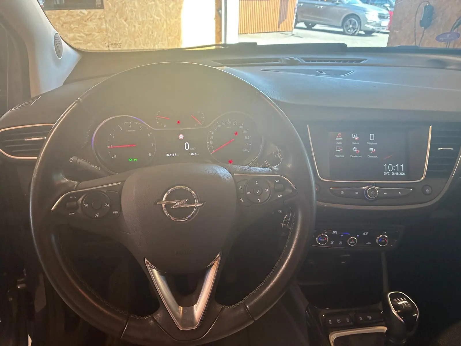 Vue intérieure centrée sur le volant Opel Crossland 1.2 Turbo 110, tableau de bord et écran tactile allumé.