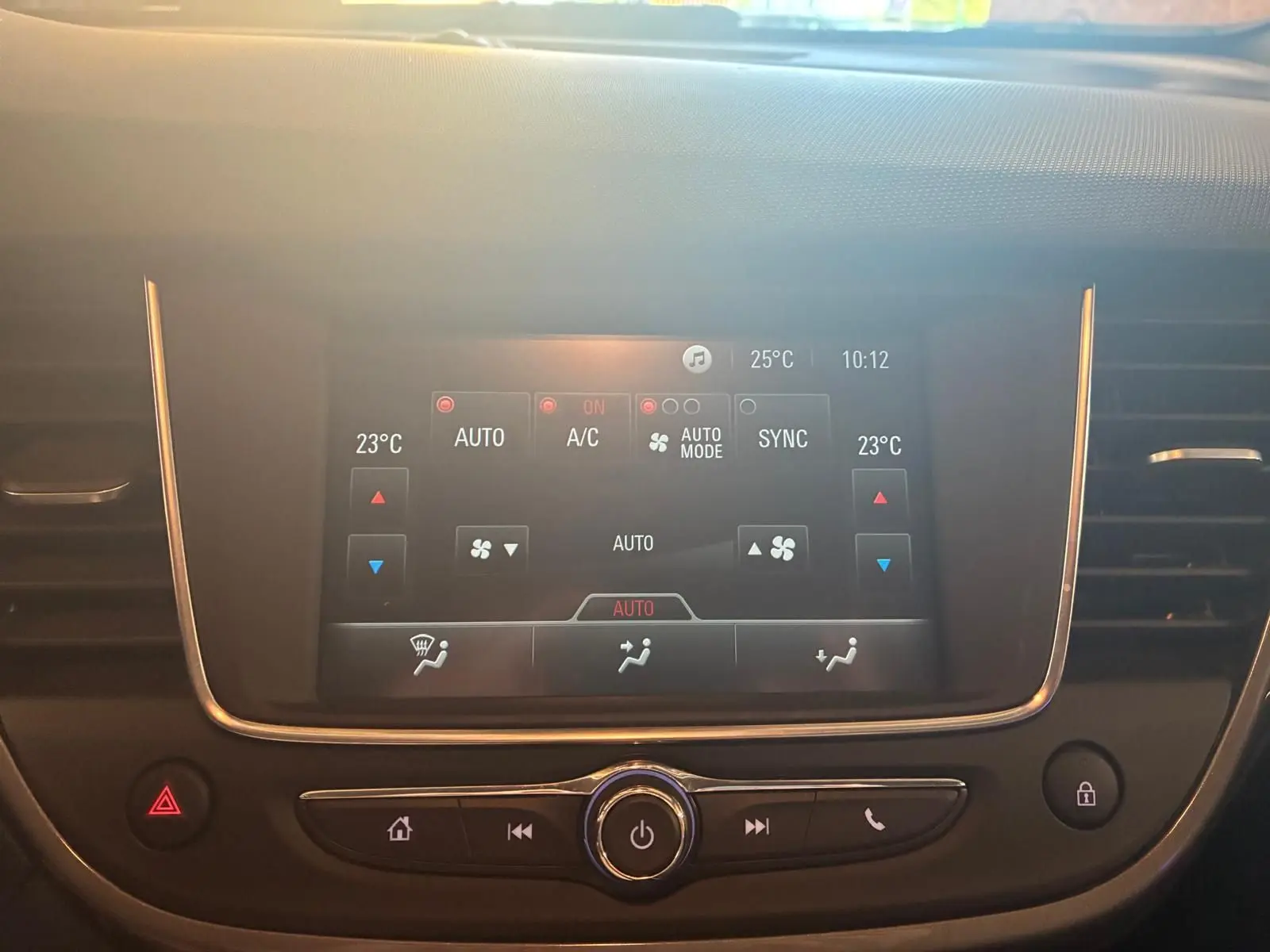 Écran tactile central de la climatisation automatique de l’Opel Crossland gris, avec réglages de température et ventilation.