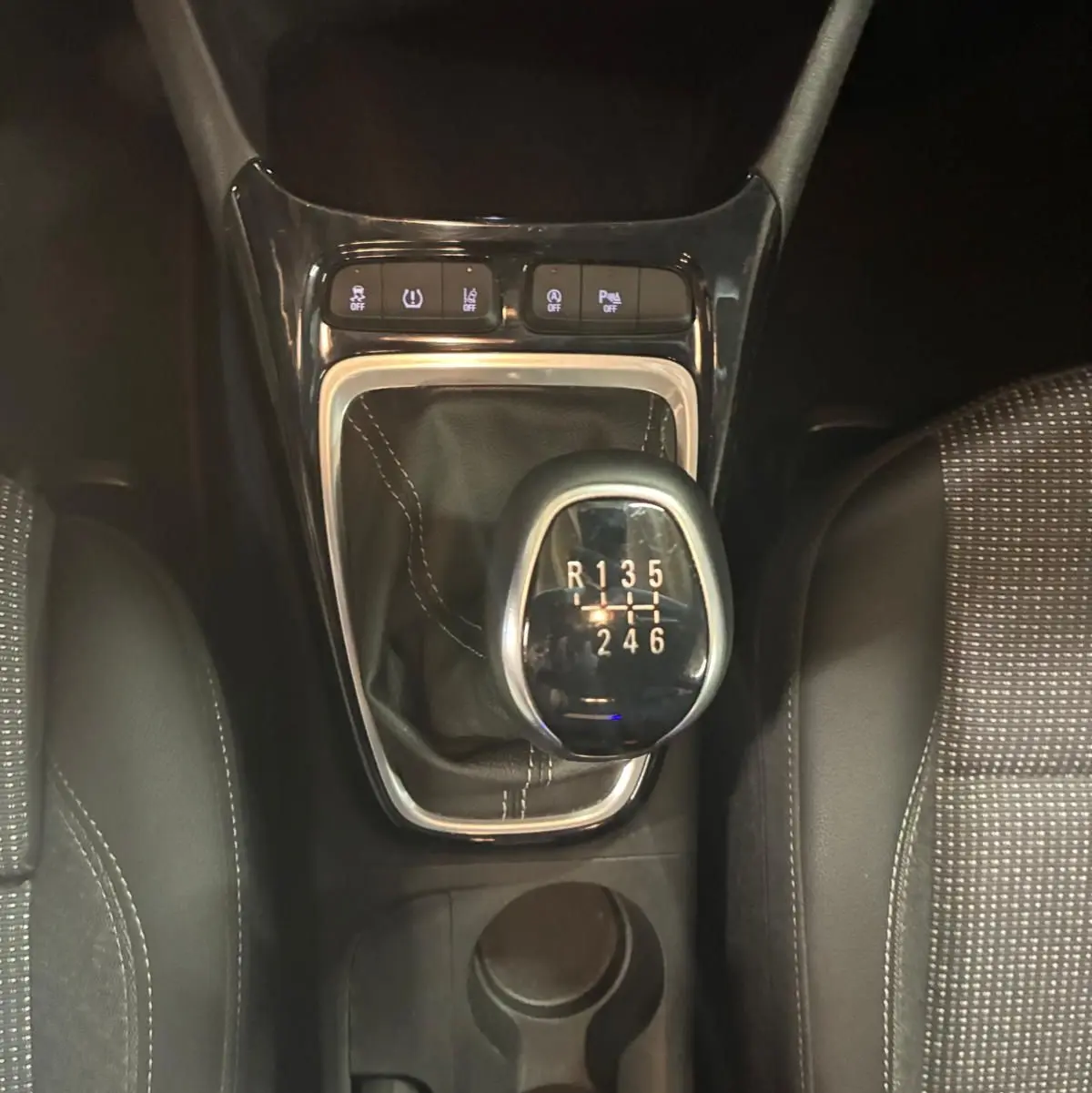 Vue plongeante sur la console centrale de l’Opel Crossland gris, mettant en valeur le levier de vitesses manuel 6 rapports.