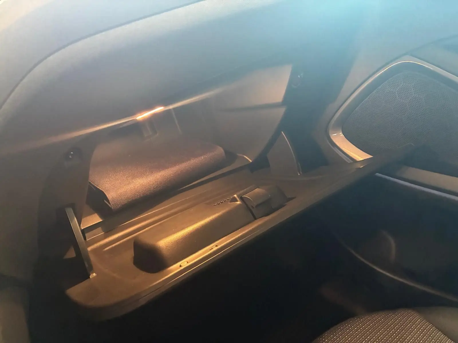 Gant de boîte à gants ouvert avec éclairage intérieur dans l’Opel Crossland gris, version Essence 2021.