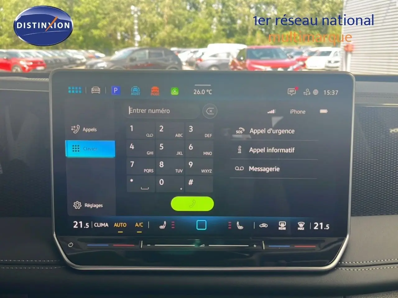Écran tactile central du Volkswagen Tiguan noir Grenadilla, affichant le clavier d'appels en intérieur jour.