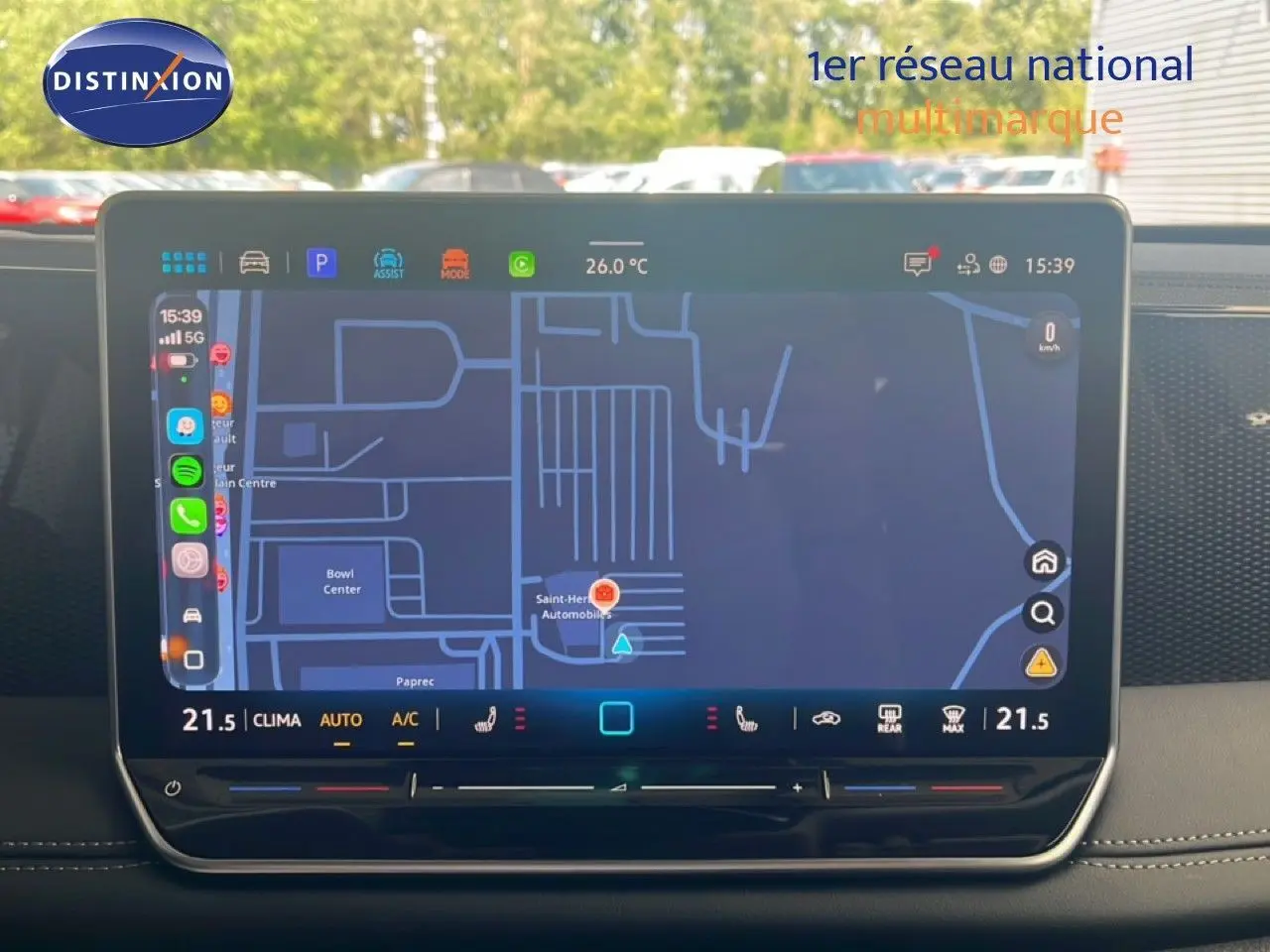 Vue intérieure centrée sur l'écran tactile du tableau de bord du Volkswagen Tiguan noir Grenadilla, affichant la navigation.