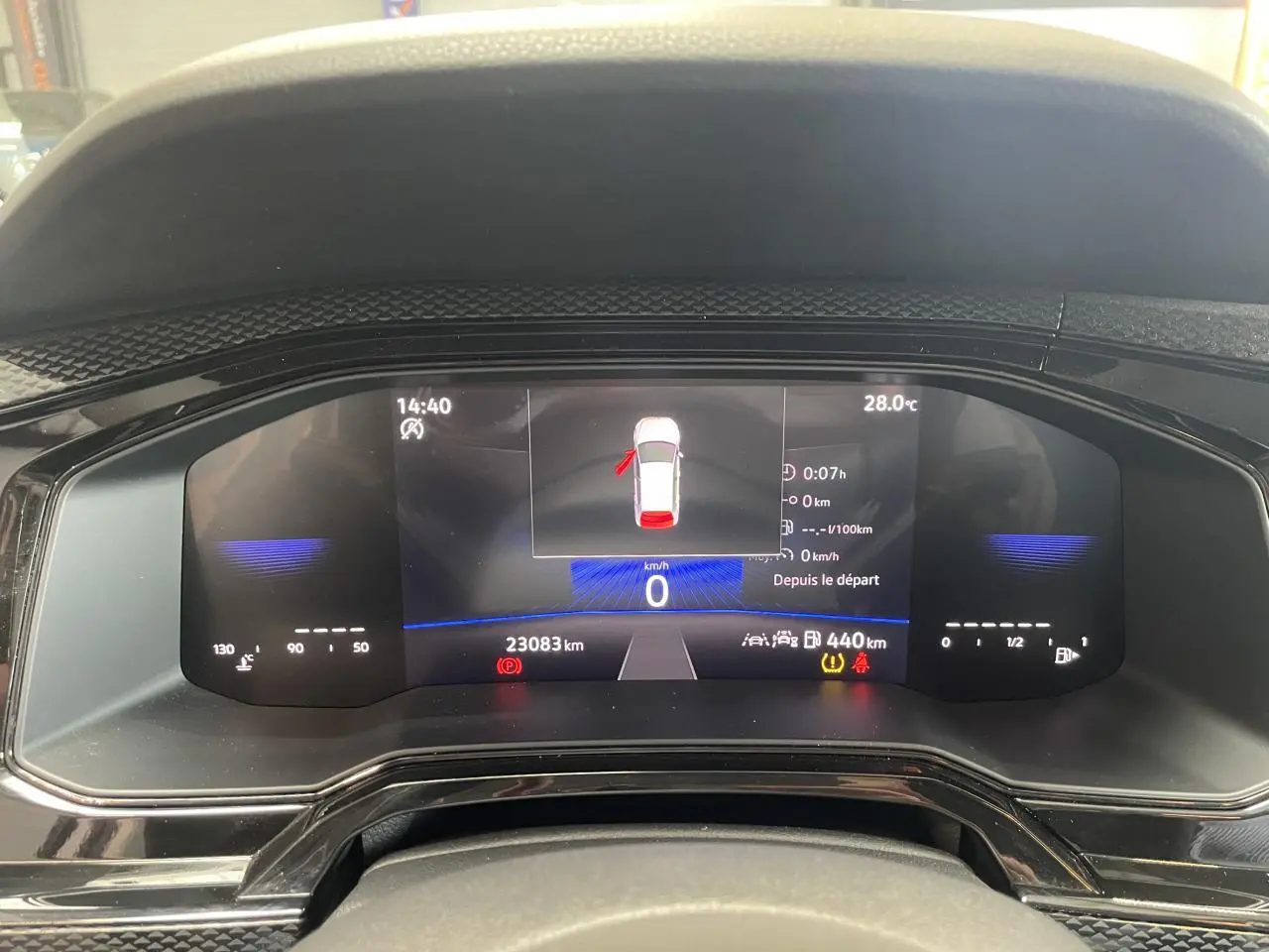 Tableau de bord numérique de Volkswagen Polo 2024 affichant la vitesse à 0 km/h et diverses alertes.