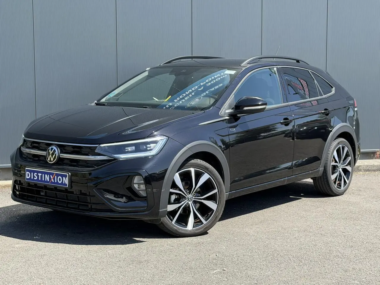 Volkswagen Taigo TSI 116 DSG R-Line noir, vue 3/4 avant avec jantes alliage 18 pouces Misano et phares Matrix LED.
