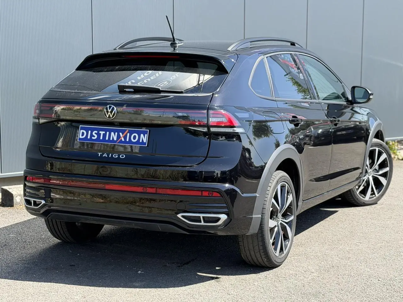 Volkswagen Taigo noir en 3/4 arrière droit, avec jantes alliage 18" Misano et feux arrière Matrix LED.