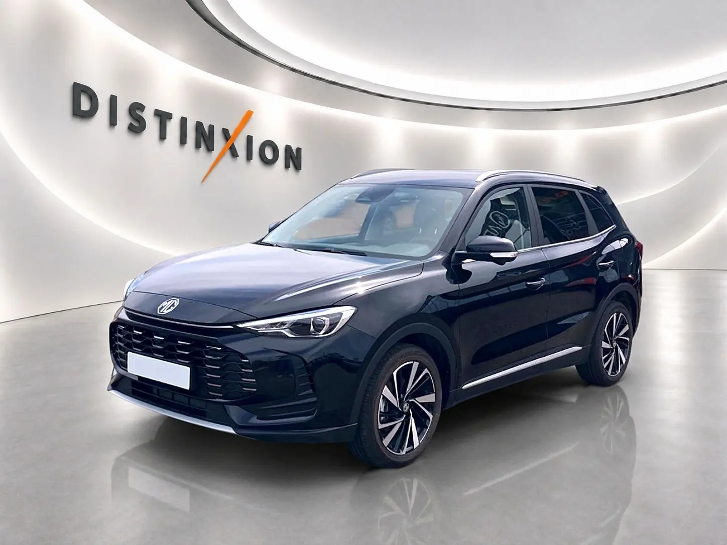 MG ZS 1.5 hybrid noir en 3/4 avant droit, avec jantes alu bicolores et calandre imposante noire.