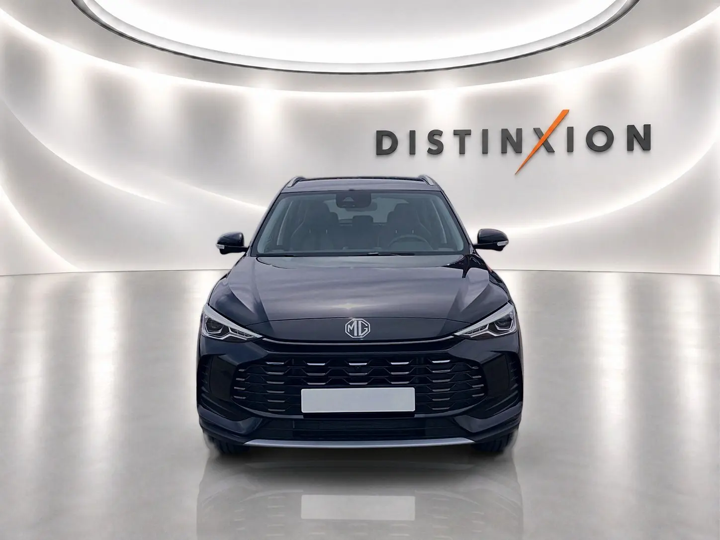 MG ZS 1.5 hybrid 197 luxury noir vu de face dans un showroom avec logo Distinxion en arrière-plan.