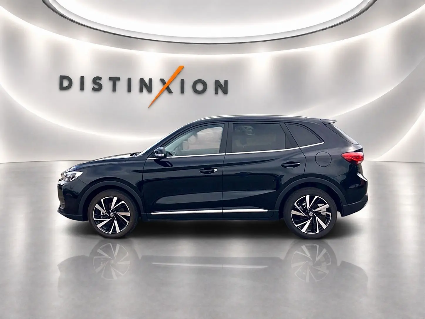 Vue de profil côté gauche du MG ZS 1.5 hybrid noir avec jantes alu et toit panoramique en studio lumineux.