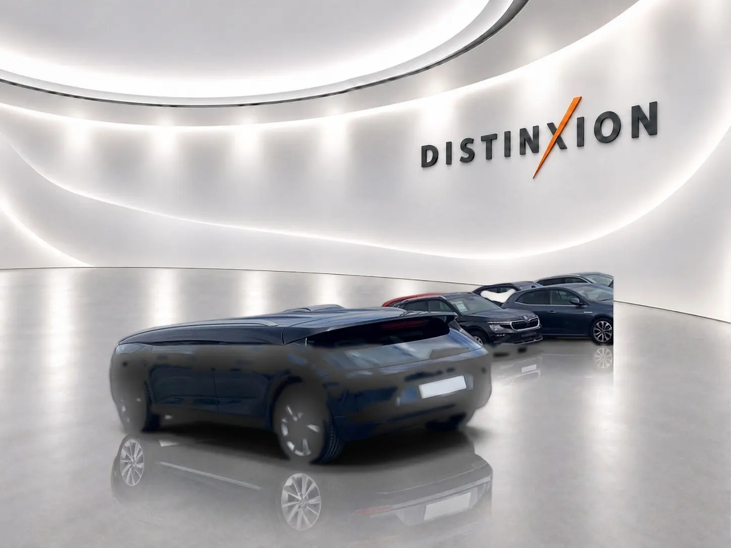 Vue 3/4 arrière d’un MG ZS noir 2026 avec toit ouvrant panoramique dans un showroom lumineux.