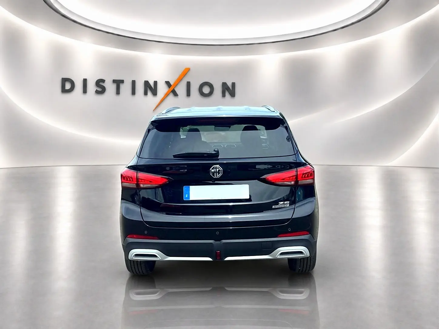 Vue arrière du MG Motor ZS 1.5 hybrid noir 2026 avec feux LED et double sortie d'échappement intégrée.