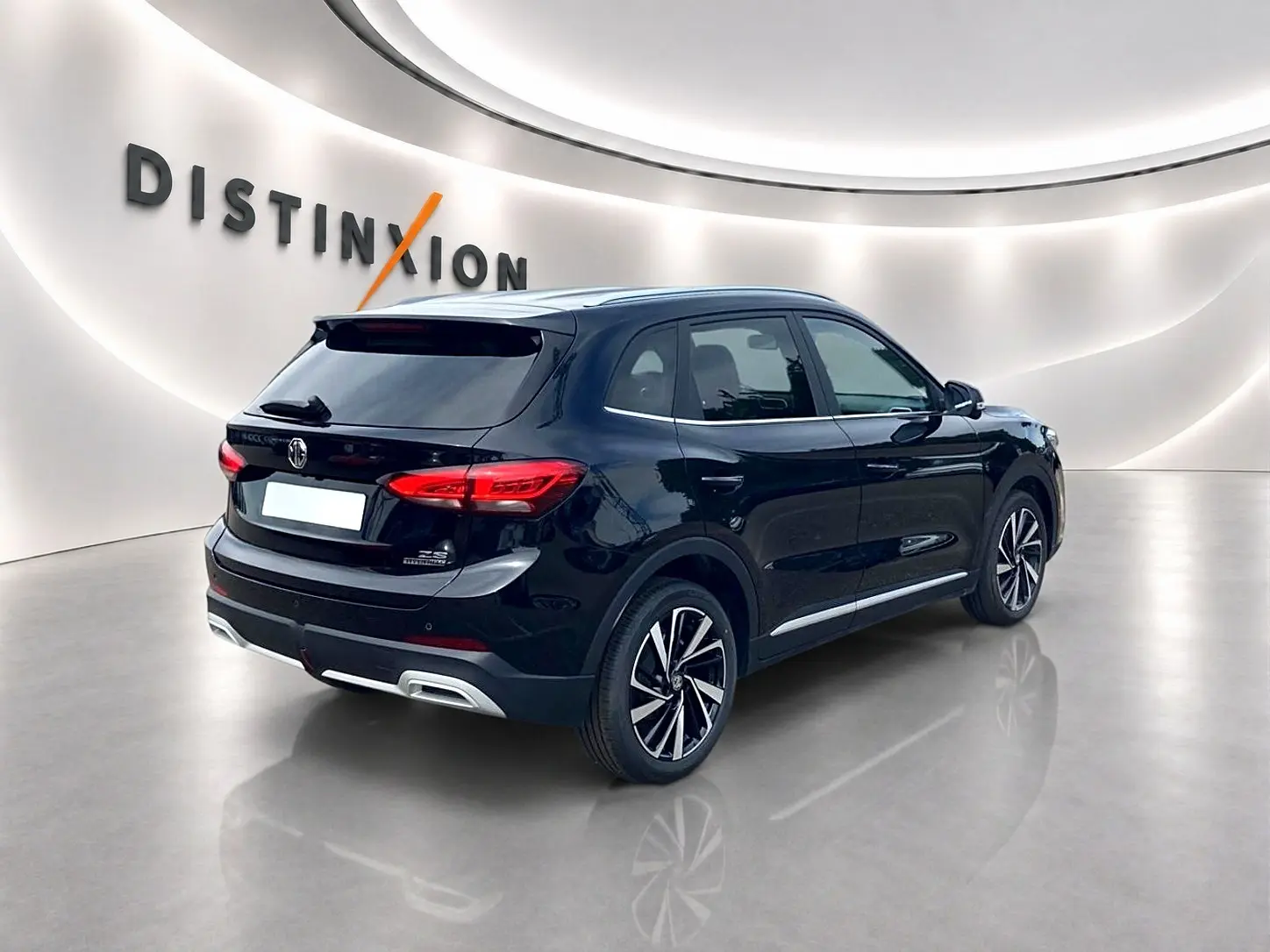 MG Motor ZS 1.5 hybrid 197 luxury noir, vue 3/4 arrière droit avec jantes alu et feux LED distinctifs.