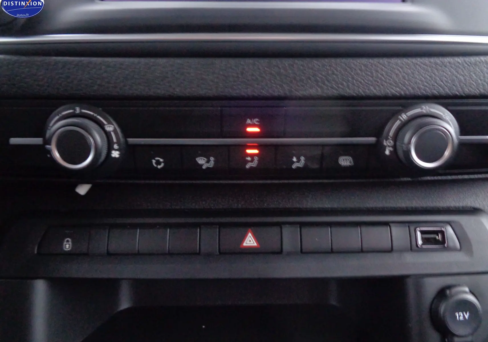 Gros plan sur la console centrale du Peugeot Expert Long 2023, avec commandes climatisation et boutons fonctionnels.