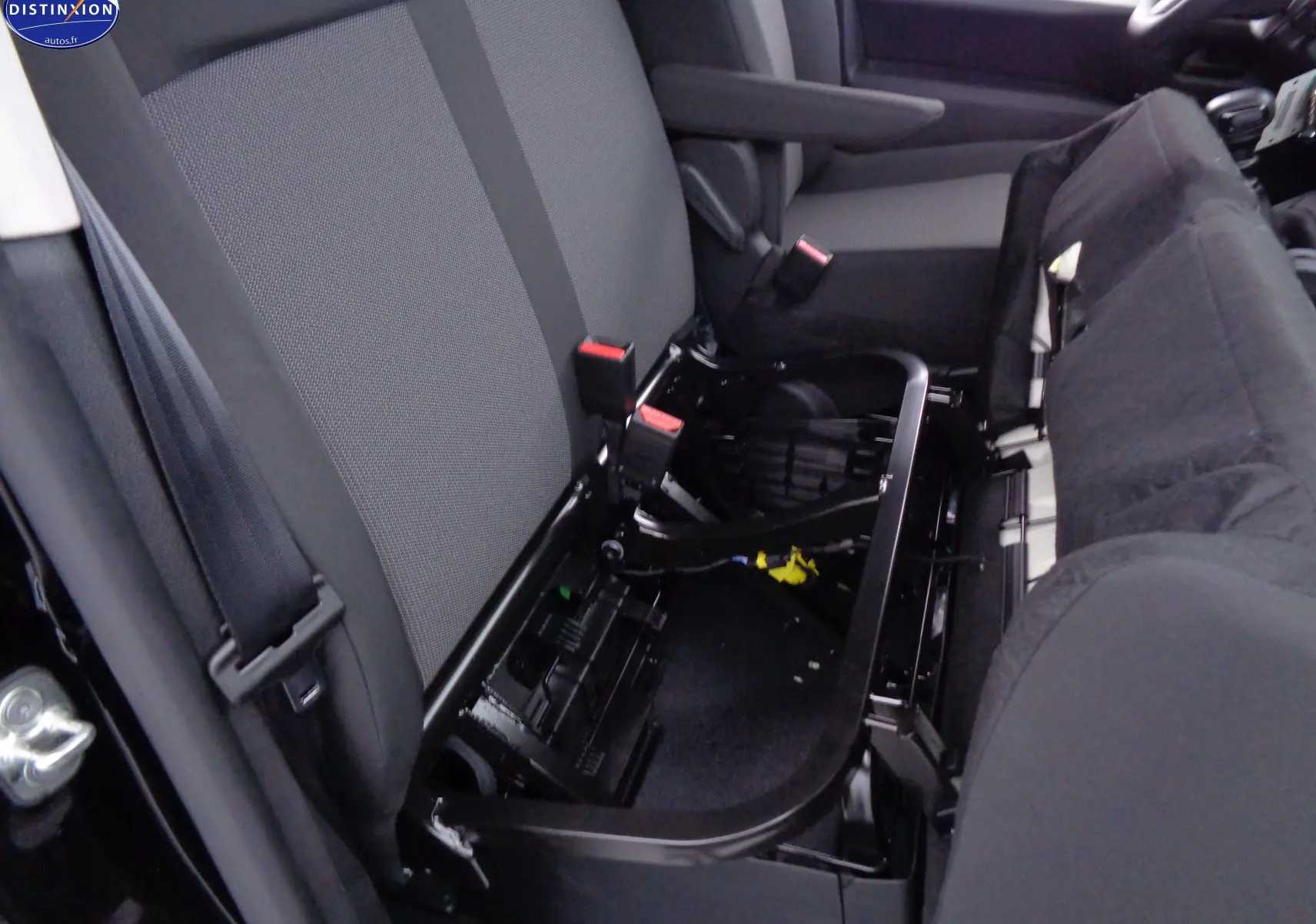 Vue intérieure sur les sièges avant gris et noir du Peugeot Expert Long 2023, montrant la banquette relevée côté droit.