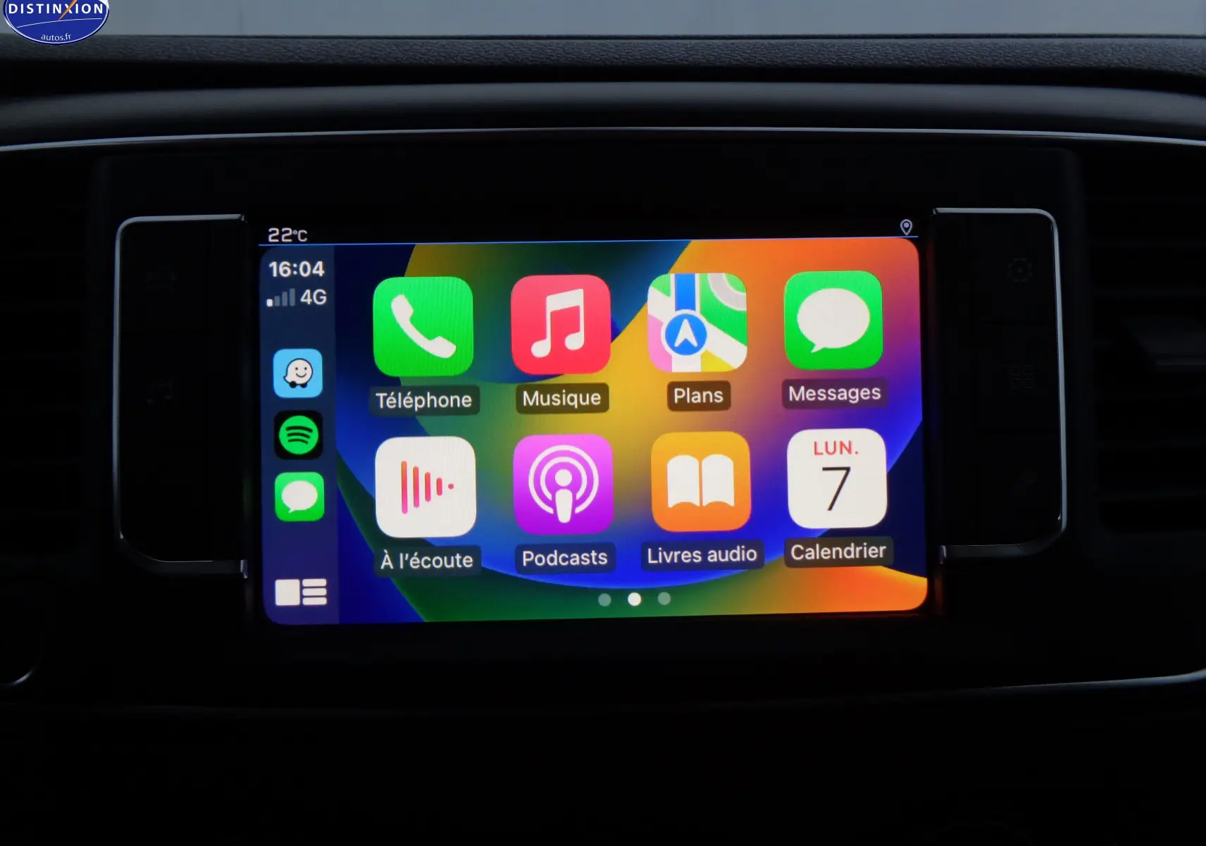 Écran tactile multimédia allumé dans l'habitacle du Peugeot Expert Long noir perle métal, affichant les applications connectées.