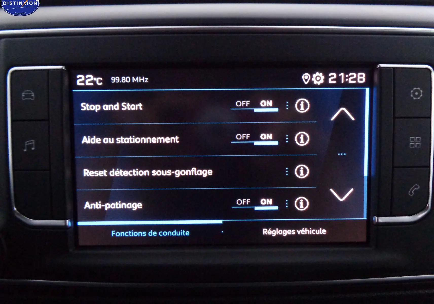 Écran tactile central du Peugeot Expert Long 2023 noir perle, affichant les options d'aide à la conduite activées.