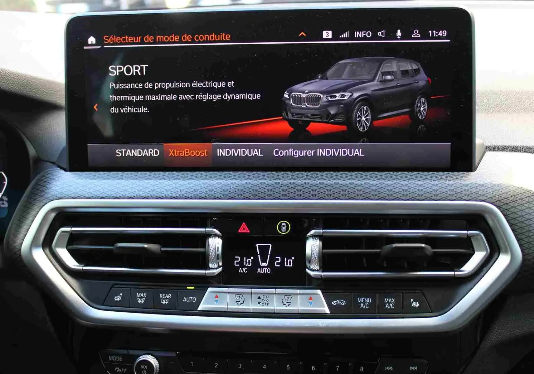 Écran central du BMW X3 xDrive 30e 2023 montrant le mode de conduite Sport avec tableau de bord moderne.