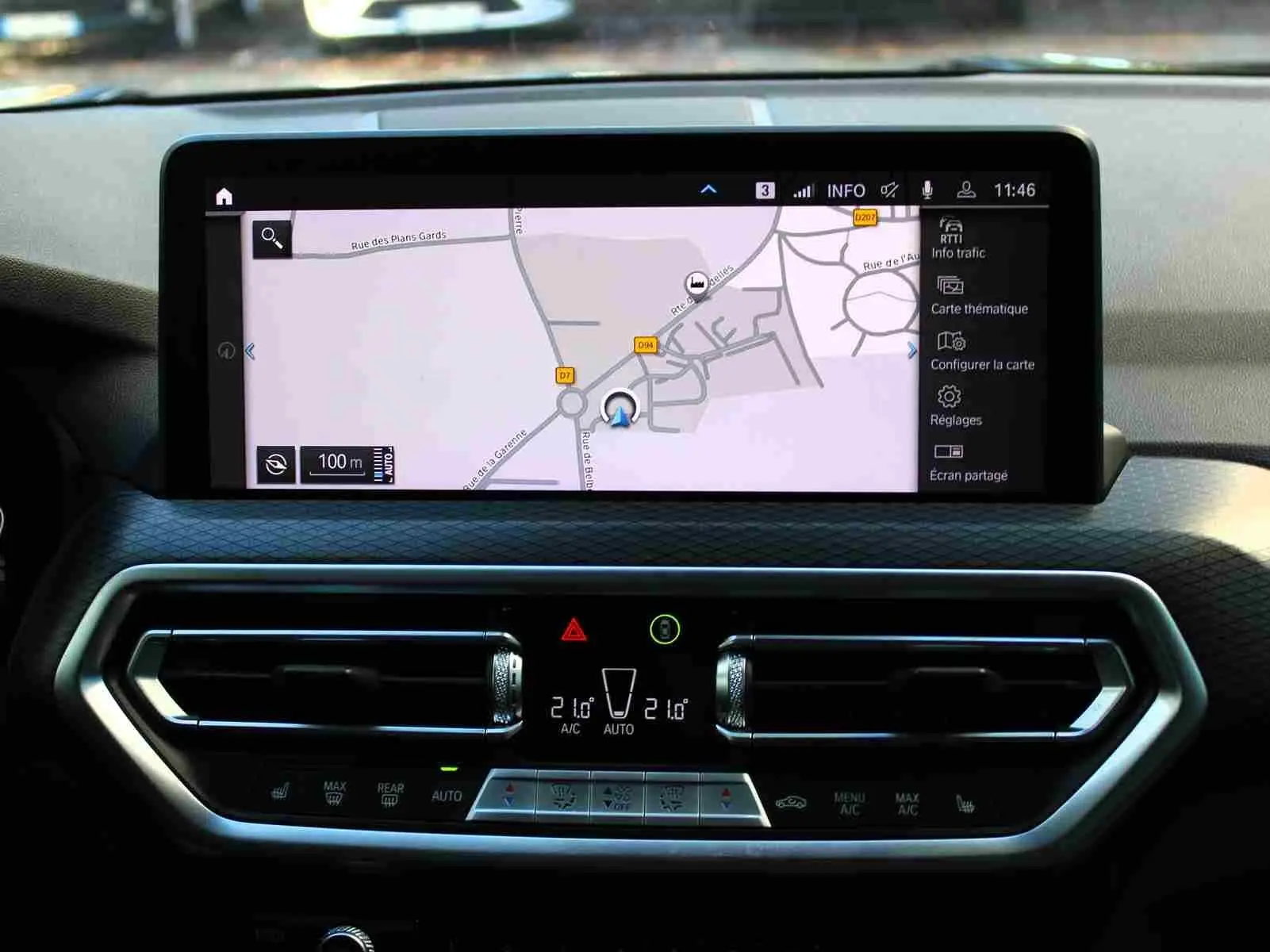 Écran tactile central avec navigation et commandes climatisation du BMW X3 xDrive bleu métal 2023, vue intérieure frontale.