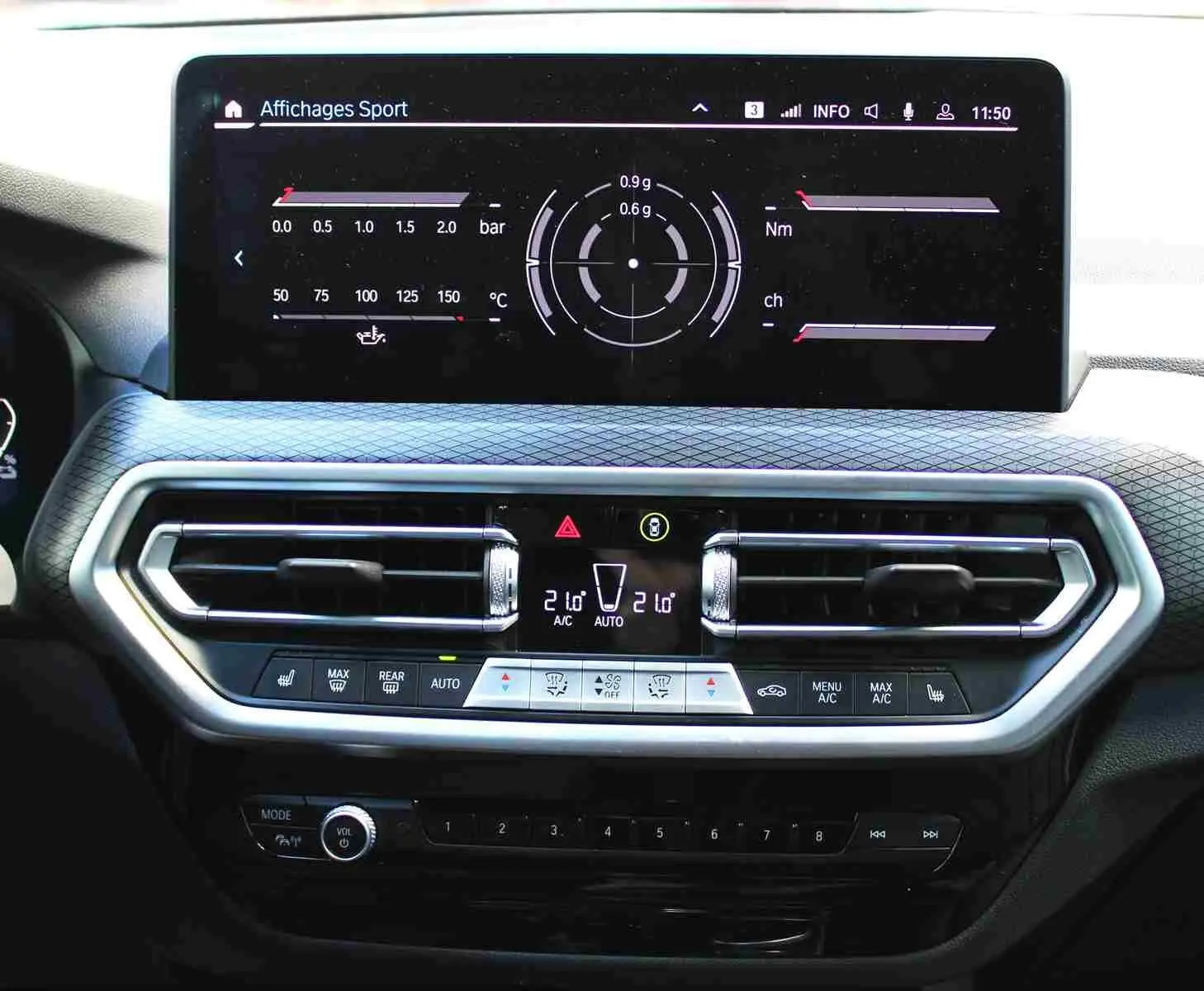 Vue rapprochée du tableau de bord du BMW X3 xDrive 30e 2023, écran digital affichant les données sportives.