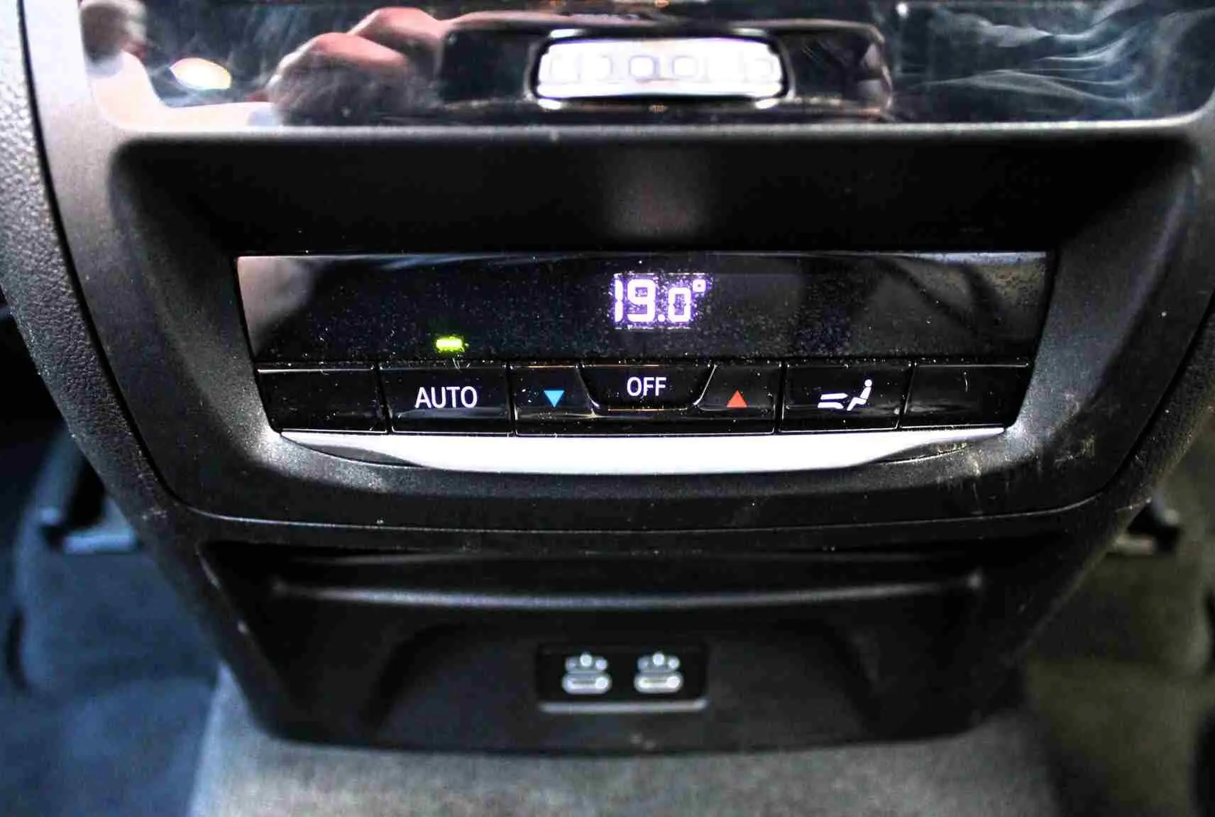 Panneau de contrôle de la climatisation arrière avec affichage digital à 19°C dans un BMW X3 xDrive bleu métal 2023.