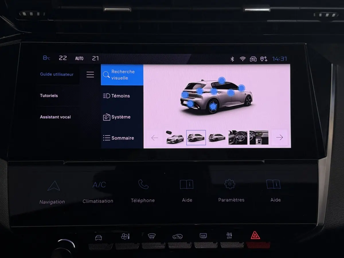 Écran tactile central affichant une vue 3/4 arrière d'une Peugeot 308 bleu avec icônes de contrôle et menu.