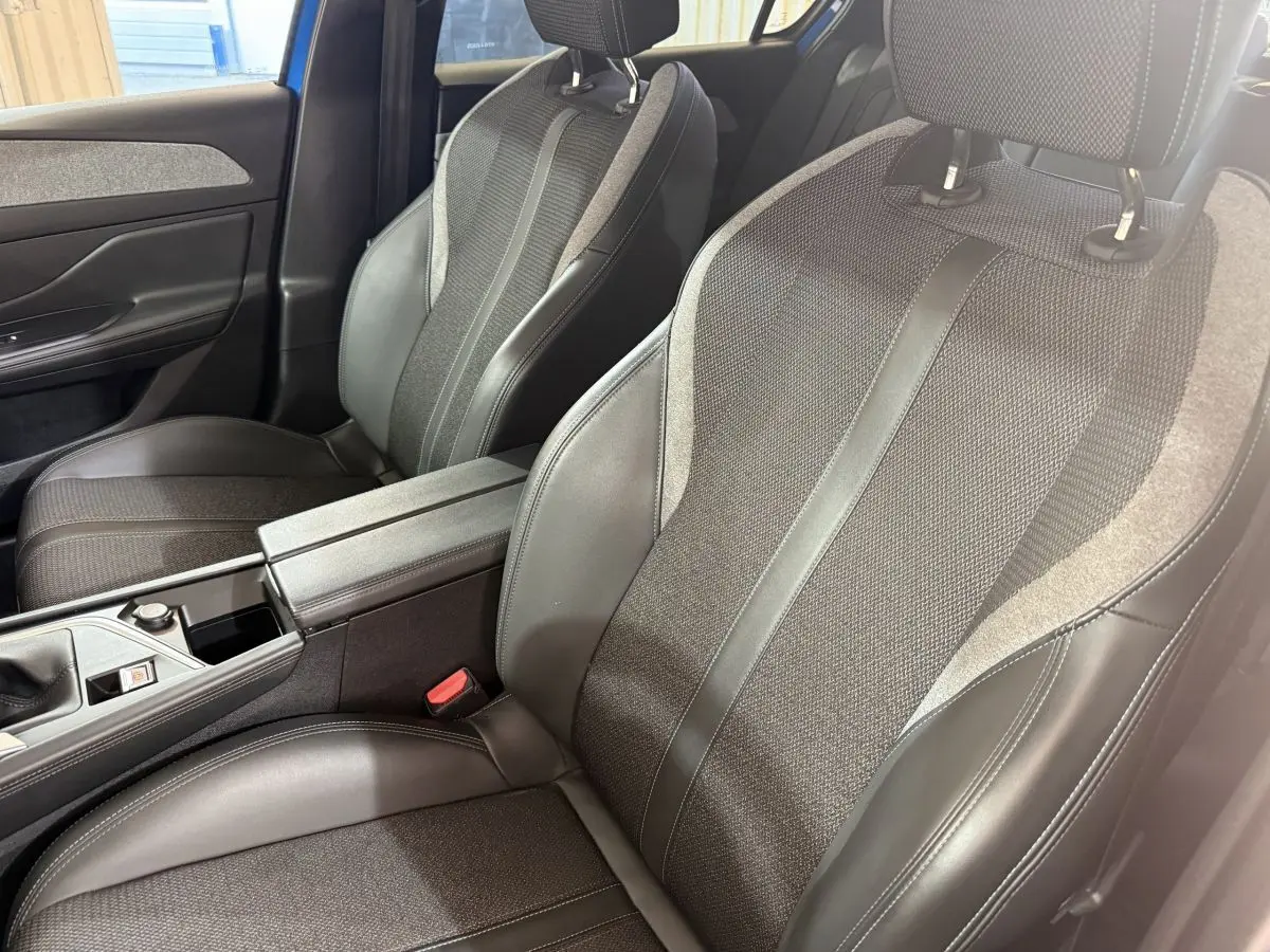 Gros plan sur les sièges avant en tissu et cuir noir de la Peugeot 308 PureTech 130 S&S Allure Pack 2023.