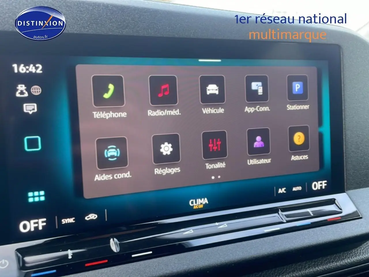 Écran tactile 10 pouces du Volkswagen Caddy gris argent 2025, affichant le menu principal multimédia et réglages.