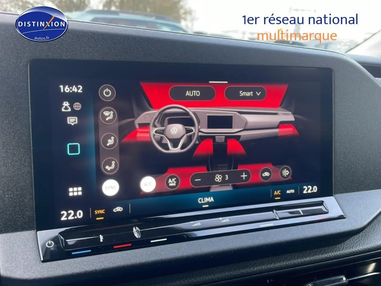 Écran tactile central affichant le réglage de la climatisation dans un Volkswagen Caddy gris argent 2025.