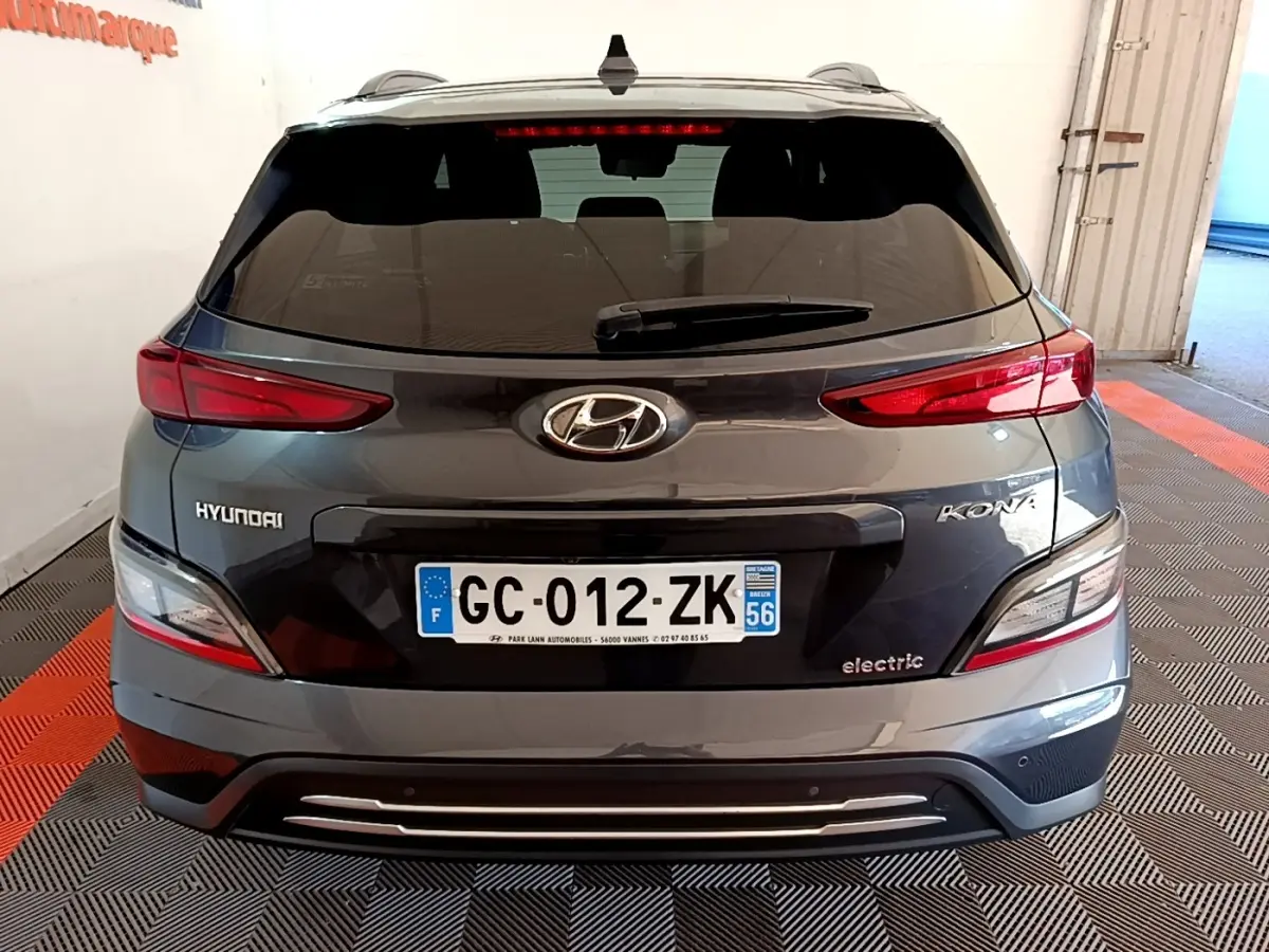 Vue arrière d'une Hyundai Kona électrique gris foncé avec feux LED et plaque d'immatriculation française.