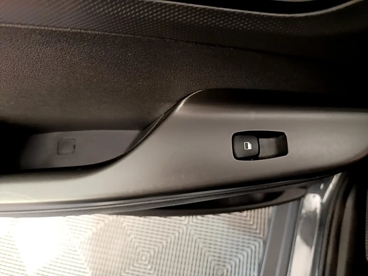 Détail de la commande de verrouillage des portes sur la portière côté conducteur d’un Hyundai Kona électrique 2021, intérieur noir.