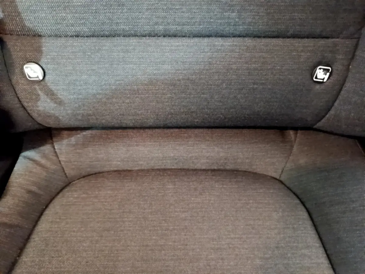 Gros plan sur la banquette arrière grise du Hyundai Kona électrique avec attaches Isofix visibles.