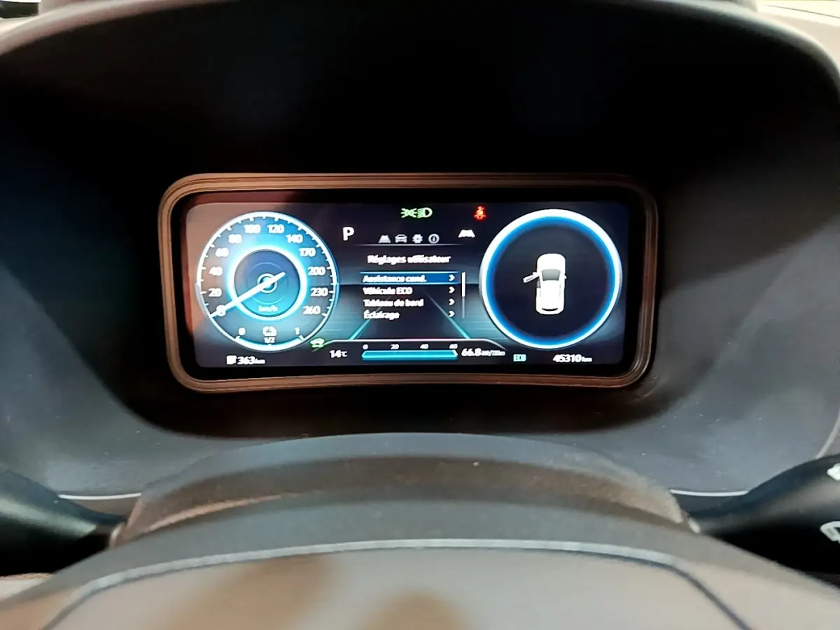 Vue rapprochée du tableau de bord numérique du Hyundai Kona électrique 2021, affichage des réglages utilisateur.