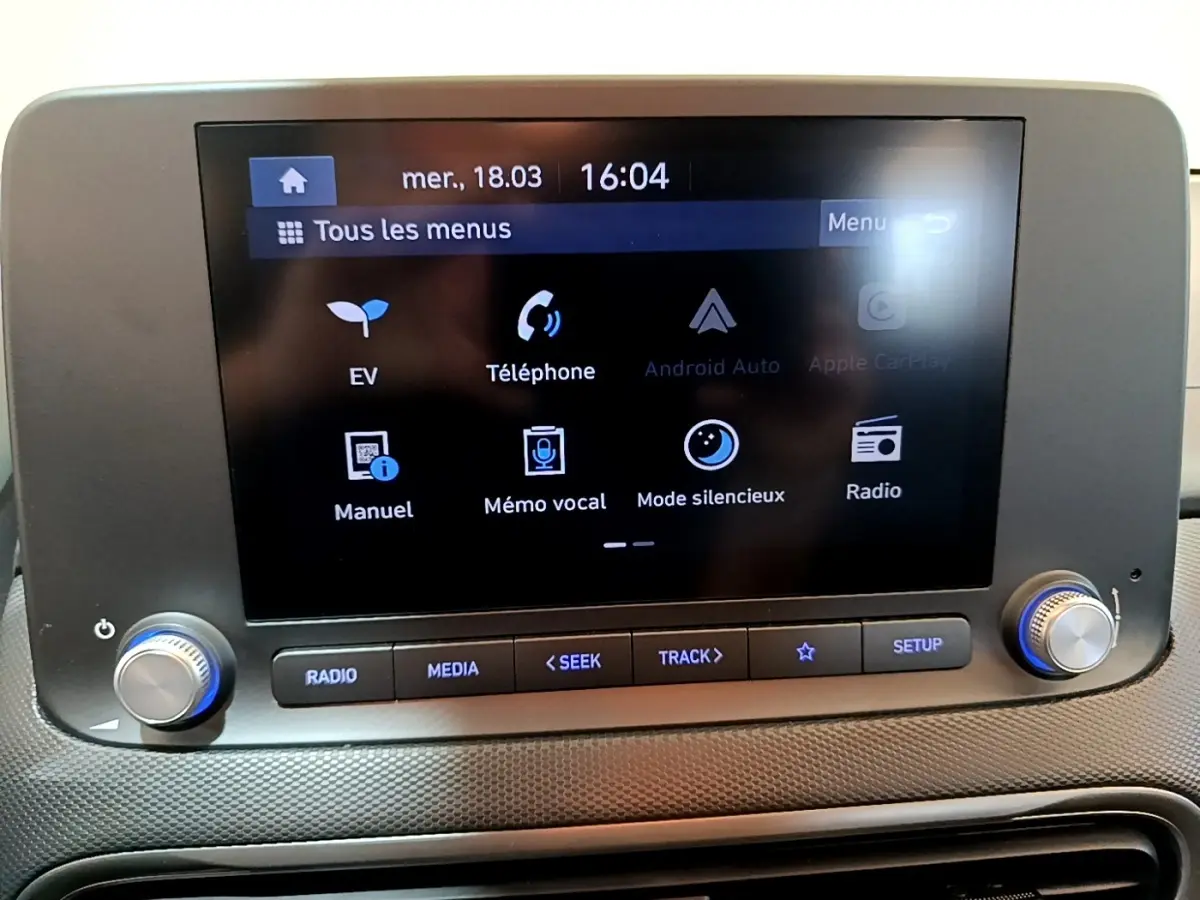 Écran tactile central de la Hyundai Kona électrique 2021 affichant le menu multimédia, vue de face.