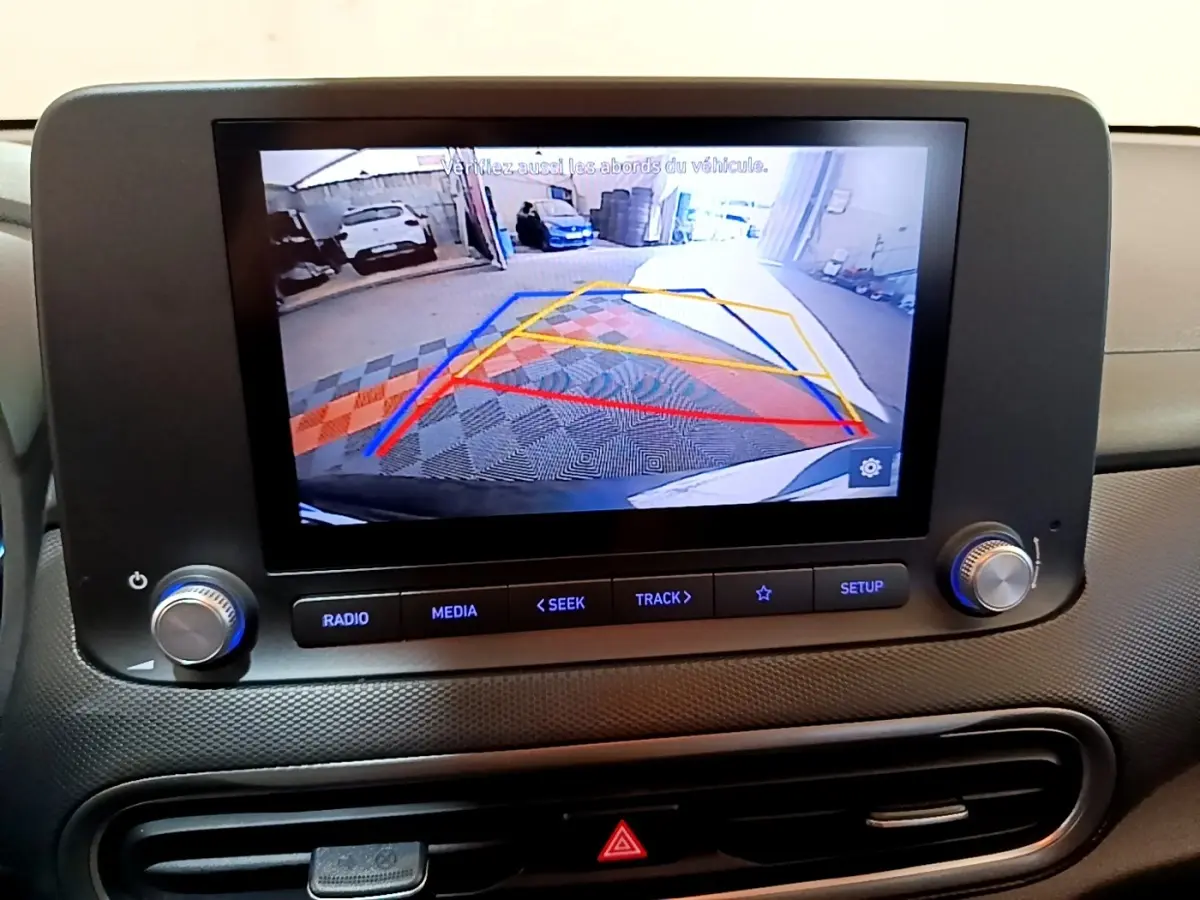 Écran tactile intérieur du Hyundai Kona électrique 2021 montrant la caméra de recul avec guidage coloré.