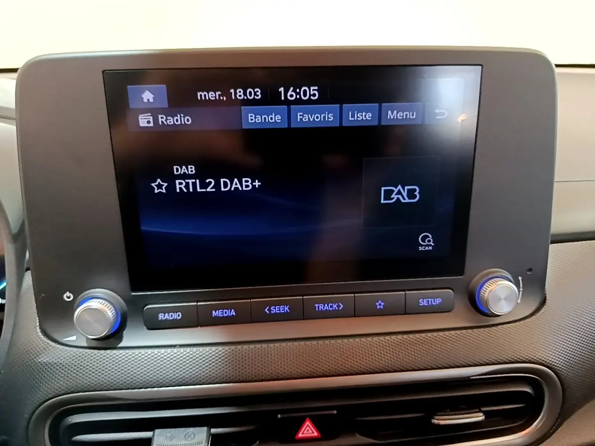 Écran tactile central du tableau de bord du Hyundai Kona électrique, affichant la radio DAB+ RTL2.