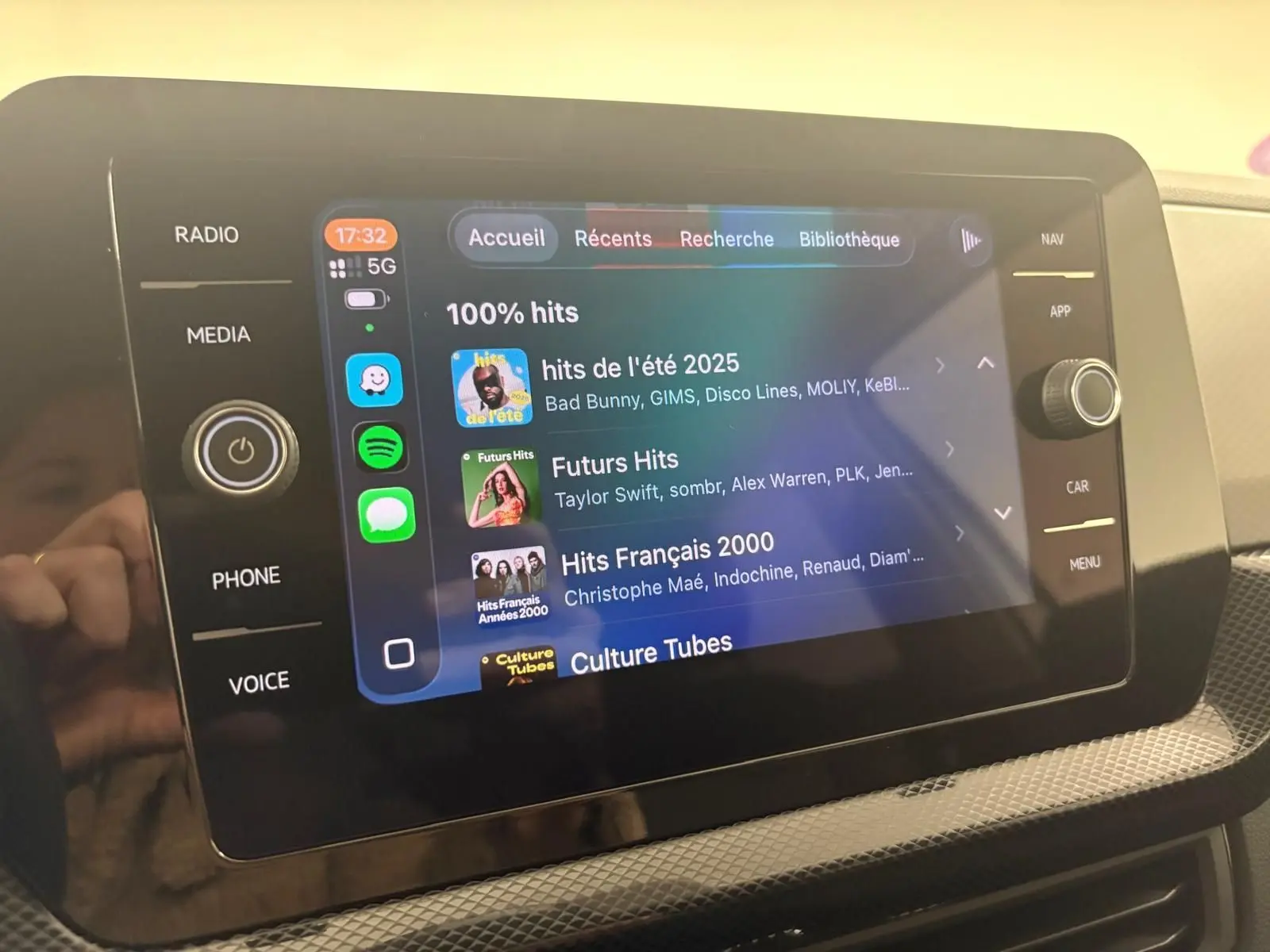 Écran tactile central du Volkswagen T-Cross 2024 affichant l'interface App-Connect avec commandes multimédia.