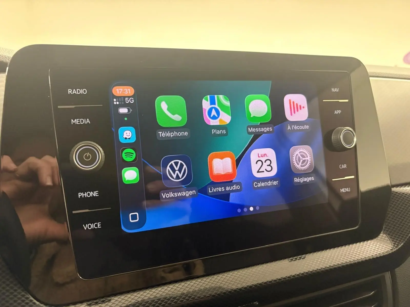 Écran tactile central affichant App-Connect sans fil dans l'habitacle du Volkswagen T-Cross 2024.