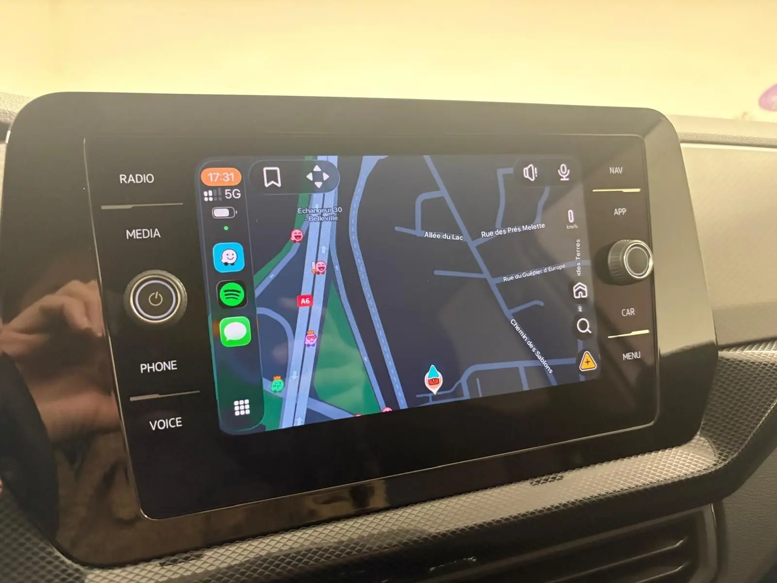Écran tactile central du Volkswagen T-Cross 2024 affichant une carte de navigation avec interface App-Connect.
