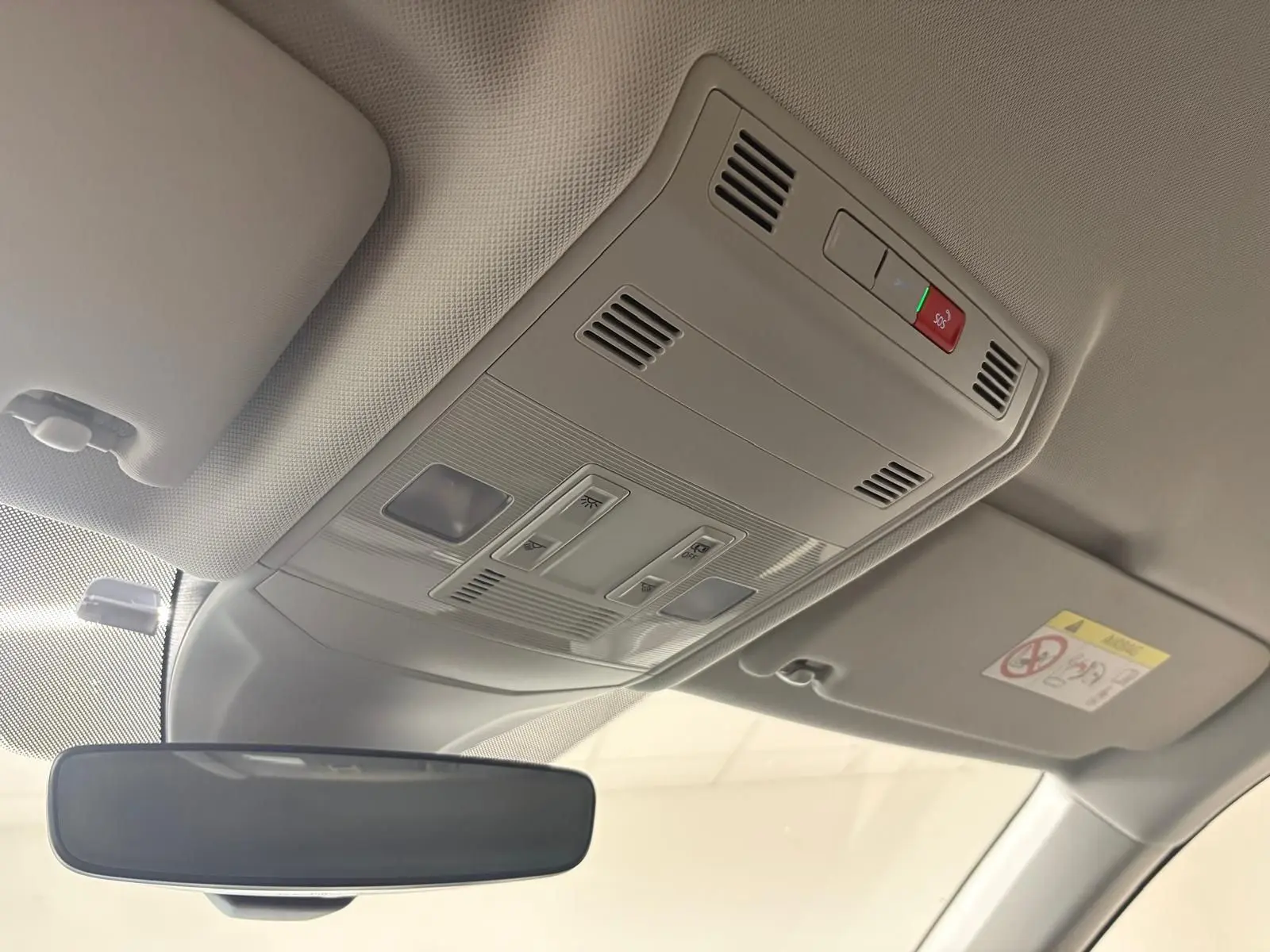 Vue intérieure du plafonnier et rétroviseur intérieur d’un Volkswagen T-Cross 2024 couleur reflet d’argent.