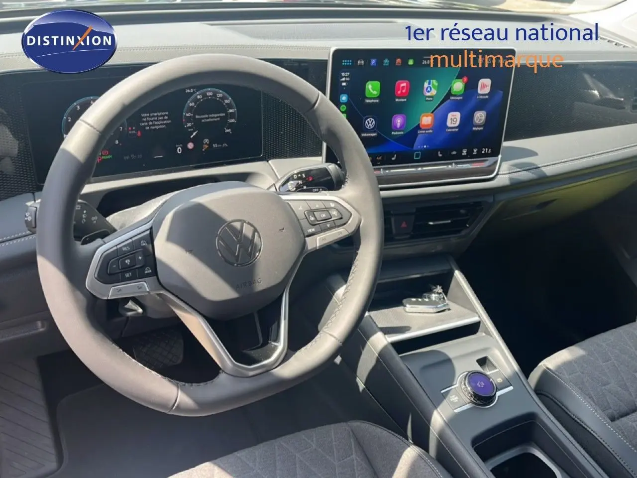 Vue intérieure du tableau de bord du Volkswagen Tiguan 2026 noir Grenadilla, avec volant multifonction et écran tactile central.