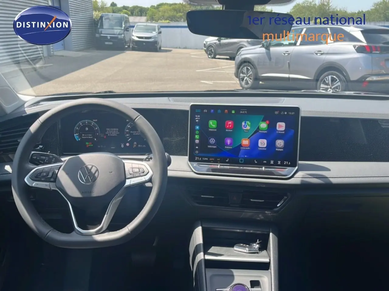 Vue intérieure du tableau de bord du Volkswagen Tiguan noir Grenadilla, avec écran tactile central et volant multifonction.