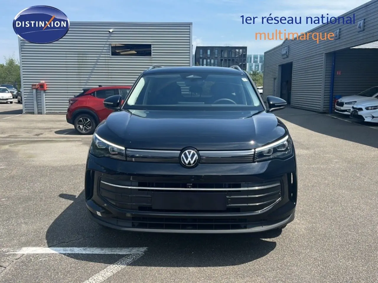 Vue de face du Volkswagen Tiguan 1.5 TSI noir Grenadilla Metal, mettant en valeur sa calandre et ses phares LED fins.