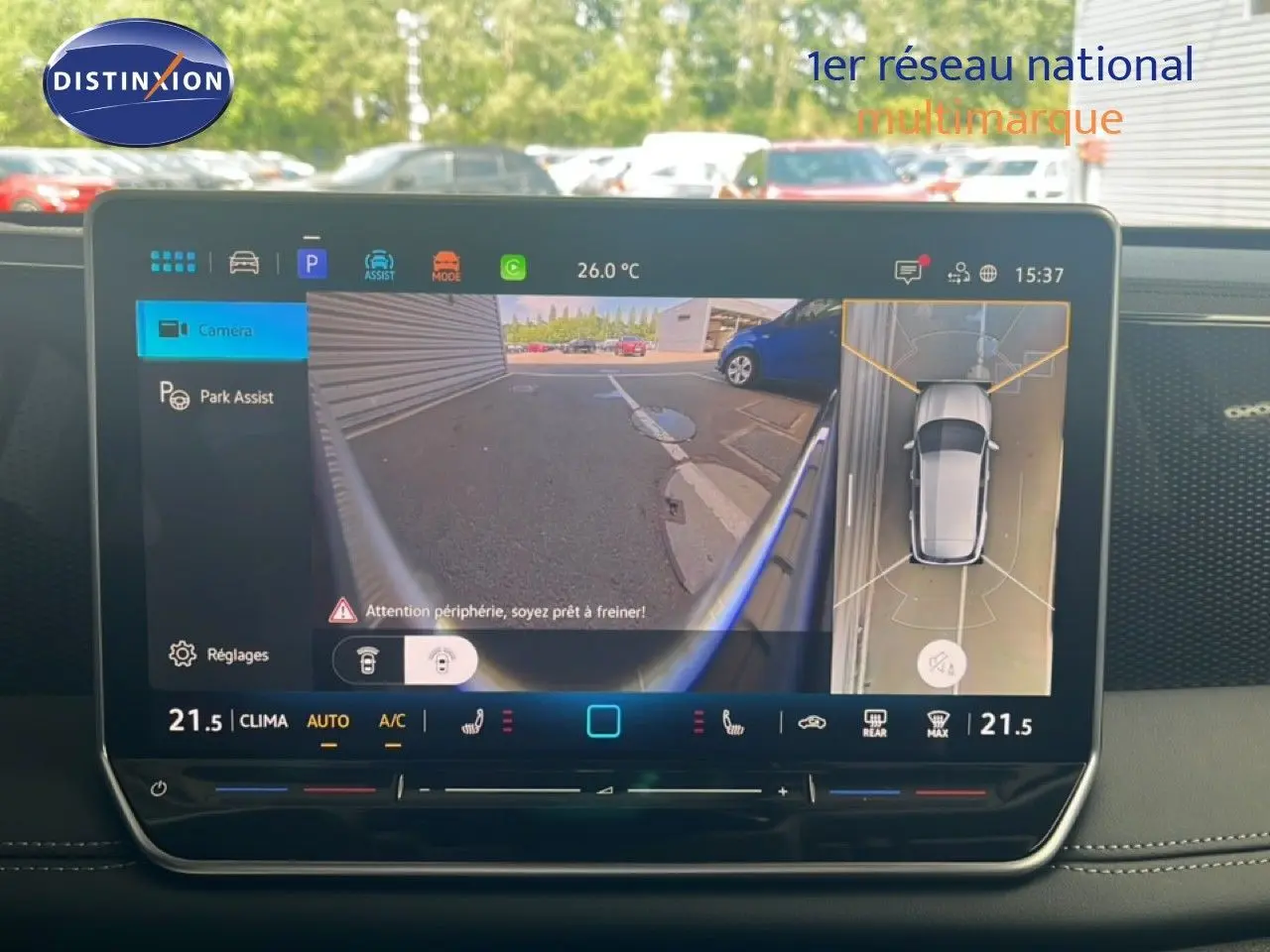Vue intérieure de l'écran tactile du Volkswagen Tiguan 2026 noir Grenadilla, affichant la caméra de recul et l'assistance au stationnement.