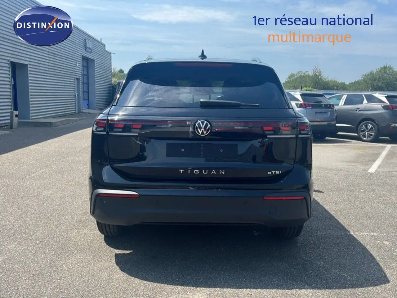 Vue arrière d'un Volkswagen Tiguan noir Grenadilla Metal 2026 avec feux LED et logo central visible.