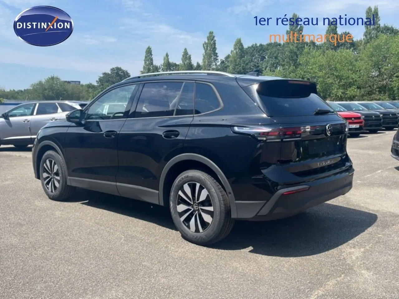 Vue 3/4 arrière droite d'un Volkswagen Tiguan noir Grenadilla métallisé, avec jantes alliage et feux arrière LED.