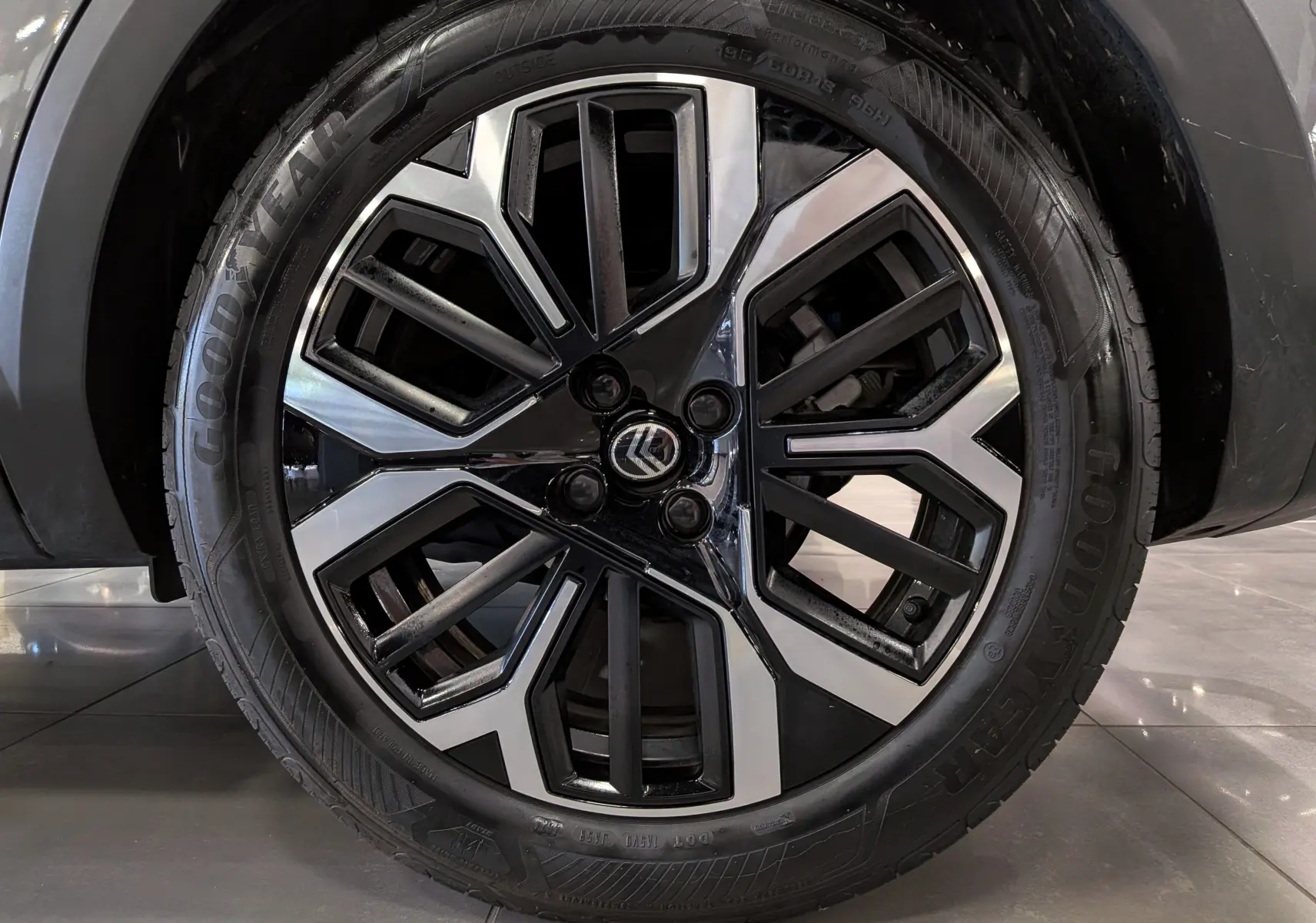 Gros plan sur la jante biton noir et argent du Citroën C4 Hybride 2025 en gris Mercury.